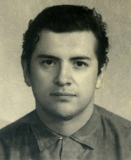  
Julio Escámez Carrasco, pintor, muralista, escenógrafo, vestuarista, ilustrador y grabador nace el 15 de noviembre de 1925 en Antihuala, provincia de Arauco, Chile