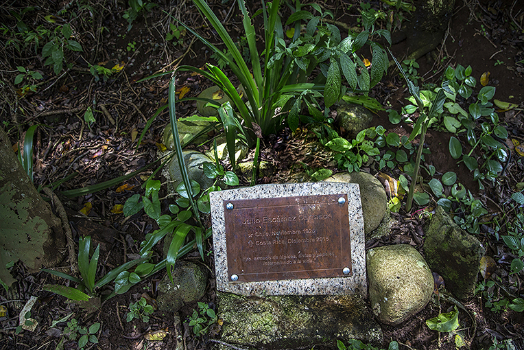 Fallece el 23 de diciembre de 2015 en  la ciudad de Heredia, Costa Rica.