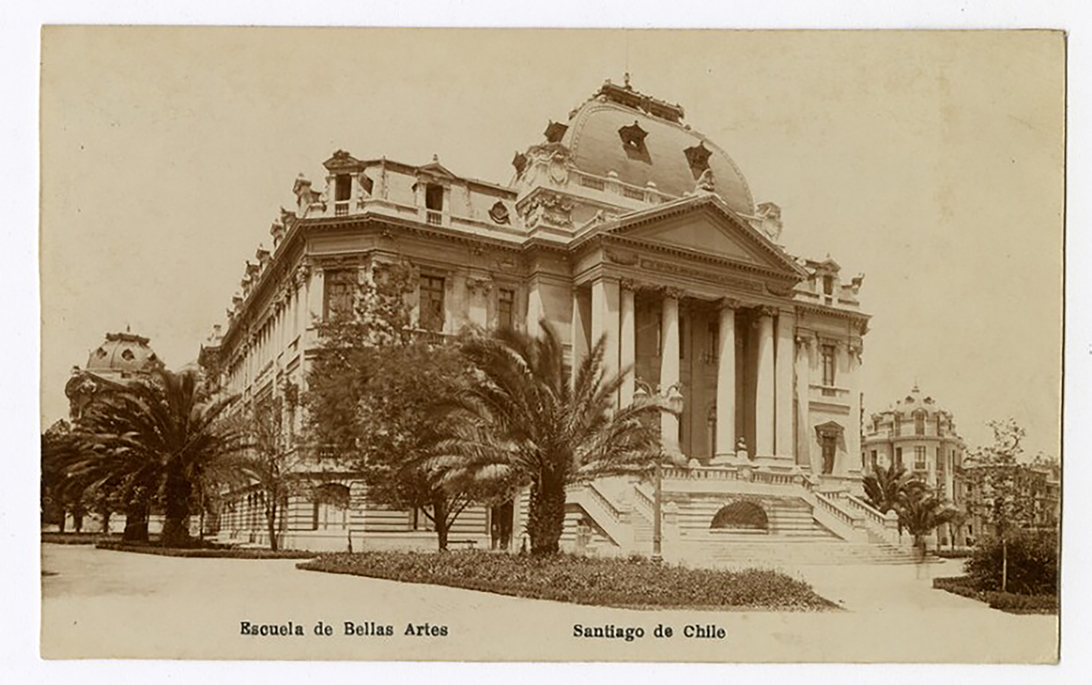 1946 - 1949 Estudios en la Academia de Bellas Artes y en la Escuela de Artes Aplicadas de la Universidad de Chile