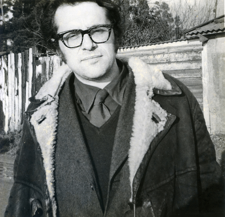 Se establece en Concepción, donde inicia su labor como docente en la Academia de Bellas Artes 